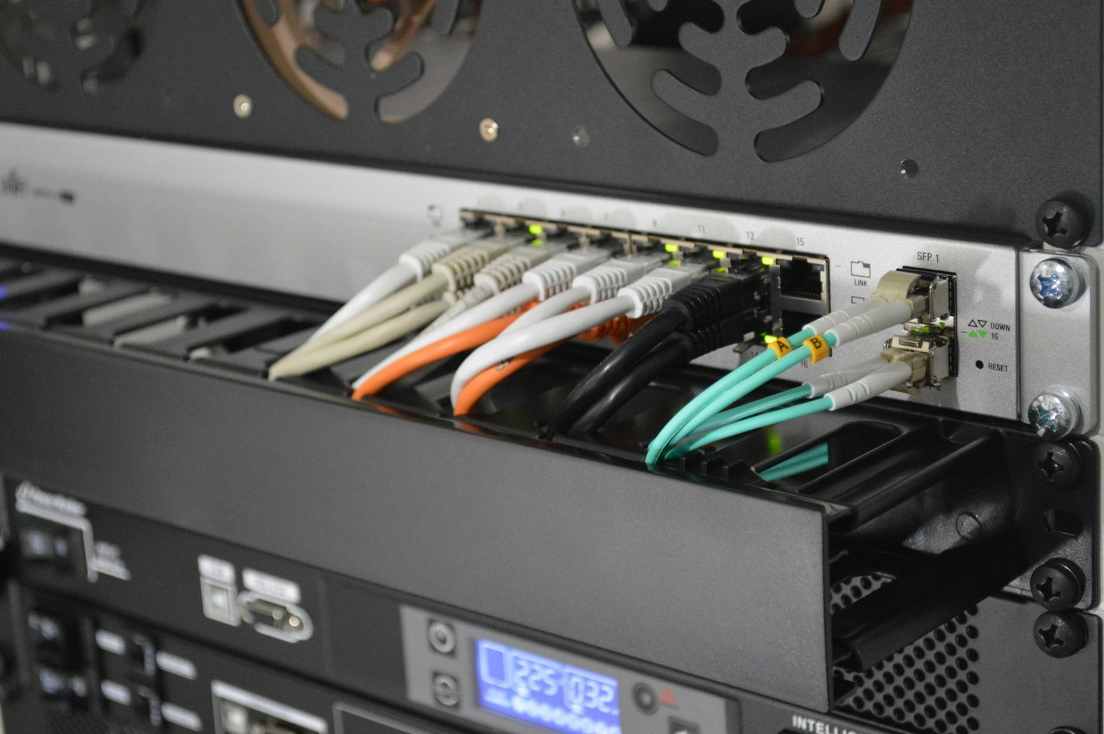 Switch de red con cables de fibra y ethernet