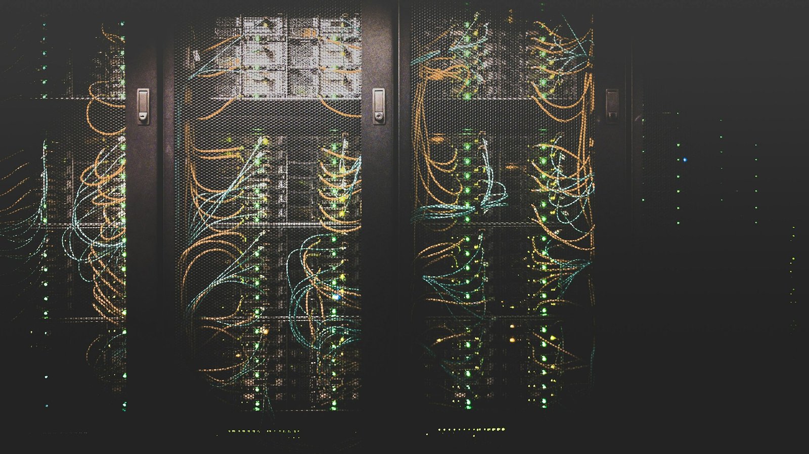 Racks de servidores con cableado de red